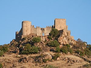 Archivo:Castillo de Burguillos del Cerro