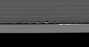 Archivo:Daphnis edge wave shadows