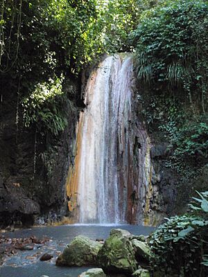 Archivo:Diamond Falls, Diamond Botanical Gardens, Soufriere, Saint Lucia