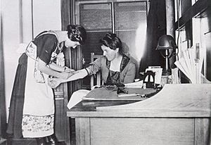 Archivo:Dr Equi assistant with patient