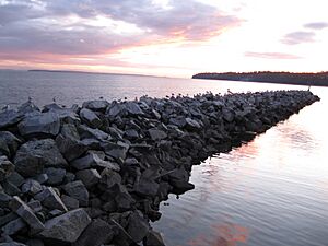 Archivo:El rompeolas de White Rock - panoramio (1)