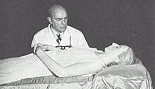 Eva Perón - Cadáver momificado con Dr Pedro Ara- 1953-55.jpg