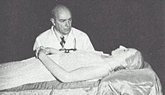 Archivo:Eva Perón - Cadáver momificado con Dr Pedro Ara- 1953-55