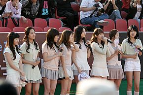 Archivo:Girls' Generation at the 2008 beach volleybal competition in Jamsil