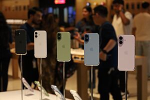 Archivo:IPhone 17 launch at Apple TRX Malaysia 62