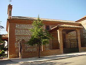 Archivo:Iglesia en Torrejón de la Calzada
