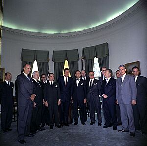 Archivo:Kennedy with the Organization of American States (OAS) Task Force on Education, Science & Culture