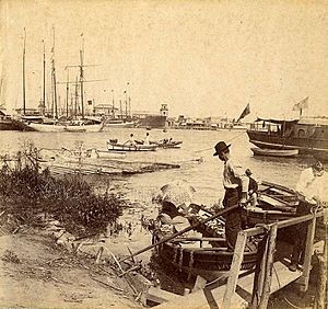 Archivo:La Boca del Riachuelo - Boteros cruzando personas c.1900