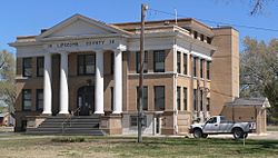 Lipscomb County, Texas, courthouse from SW 1.JPG