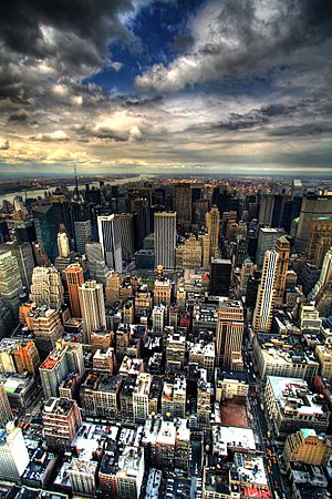 Archivo:Manhattan panorama under clouds