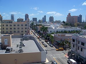 Archivo:Miami Beach FL Arch Dist Collins Ave down south01