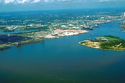 Archivo:Mobile Alabama harbor aerial view