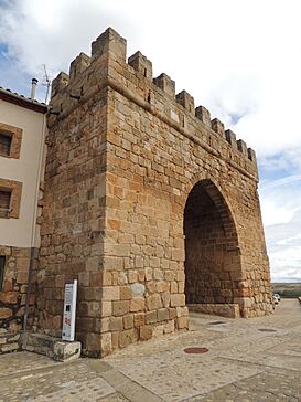 Monteagudo de las Vicarías - Puerta de la Villa.jpg