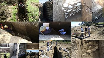 Archivo:Muros de adobe con bases de bolones enterrados en el sitio Monumento Arqueologico de Negrete