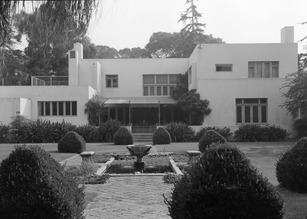 Archivo:North elevation and garden - Walter Luther Dodge House, 950 North Kings Road, West Hollywood District, Los Angeles, Los Angeles County, CA HABS CAL,19-LOSAN,27-4