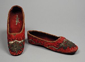Archivo:Pair of Child's Slippers LACMA M.67.8.186a-b