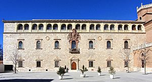 Archivo:Palacio Arzobispal de Alcalá de Henares (RPS 12-2-2012) fachada principal