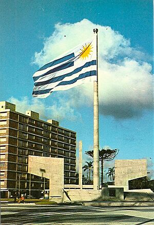 Archivo:Plaza de la Bandera 1986