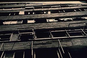 Archivo:Pruitt-Igoe-vandalized-windows