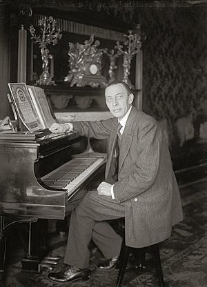 Archivo:Rachmaninoff at Steinway grand piano