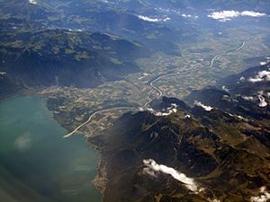 Archivo:Rhône, Lake Geneva aerial 2009
