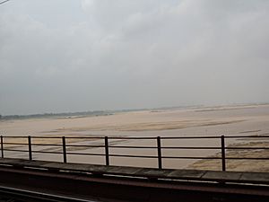Archivo:River Son in Danapur 503