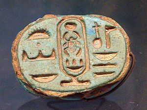 Archivo:Scarab of king Tut-E 22807-Egypte louvre 148