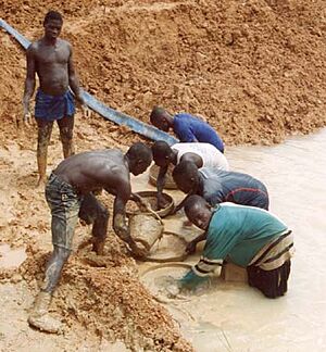 Archivo:Sierra Leone miners panning