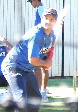 Archivo:Suresh Raina batting