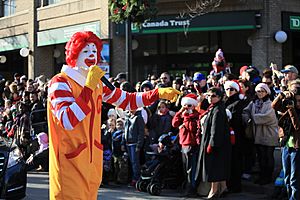 Archivo:Toronto Christmas Parade Ronald McDonald