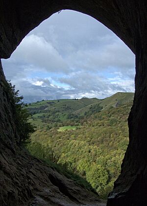 Archivo:View from inside Thors Cave, Oct 2016