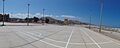 Vista de un cerro cercano y de la playa de Los Órganos desde unas lozas deportivas al aire libre cercanas a la playa
