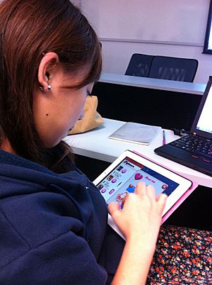 Archivo:Woman playing Candy Crush Saga on iPad