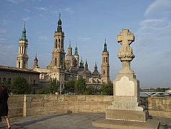 Archivo:Zaragoza - El Pilar & Cruz de Basilio
