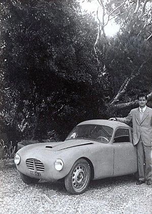 Archivo:1953 Giotto Bizzarrini and Fiat 500 Machinetta