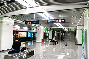 Archivo:20171118 Platform of Fuzhou Railway Station (Fuzhou Metro) 01