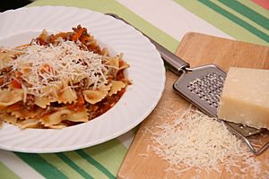 Archivo:Bolognese grated cheese