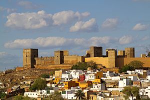 Archivo:Castillo de Alcalá de Guadaíra. Vista desde el barrio del arrabal o barrio del castillo
