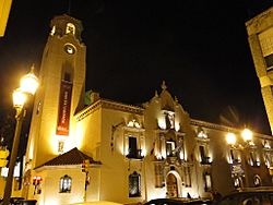 Archivo:Colegio Nacional de Monserrat vista nocturna