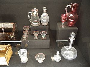 Archivo:Copas, botellas y jarras