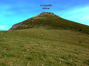 Archivo:Cueto de La Concilla visto desde el inicio de su ascensión en el collado de Sejos