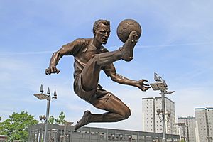 Archivo:Dennis Bergkamp statue 2