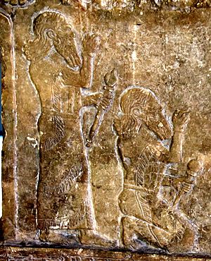 Archivo:Detail. Assyrian king Tukulti-Ninurta I stands and kneels, 13th century BCE. From Assur, Iraq. Pergamon Museum