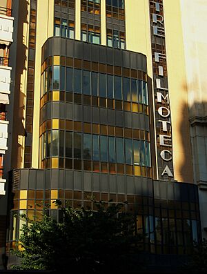 Archivo:Edifici Rialto, detall de la façana