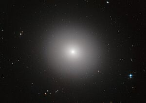 Archivo:Elliptical galaxy IC 2006
