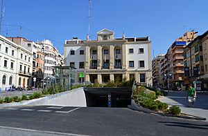 Archivo:Entrada a l'aparcament i subdelegació, plaça de la Muntanyeta d'Alacant