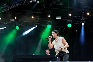 Archivo:Festival des Vieilles Charrues 2019 - Camélia Jordana - 090