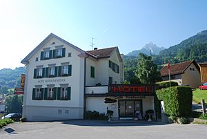 Archivo:Filzbach hotelo kaj monto Muertschenstock 229