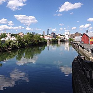 Archivo:Gowanus Canal from 9th Street, Brooklyn, New York City, 2014