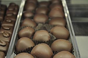 Archivo:Granville Island Market - chocolates 05